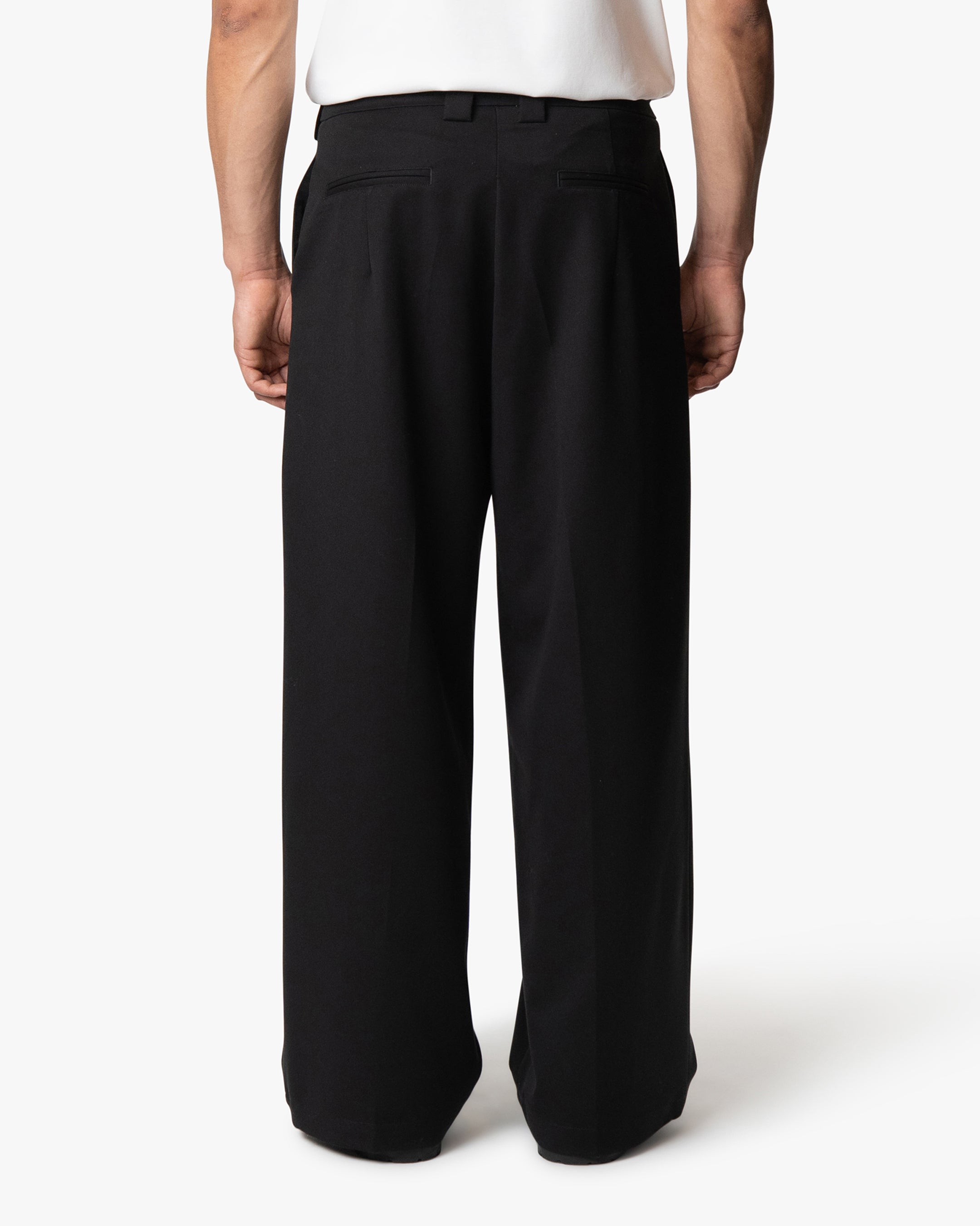 Ambra Loose-Fit Pleated Pants - Black | Menyard ®