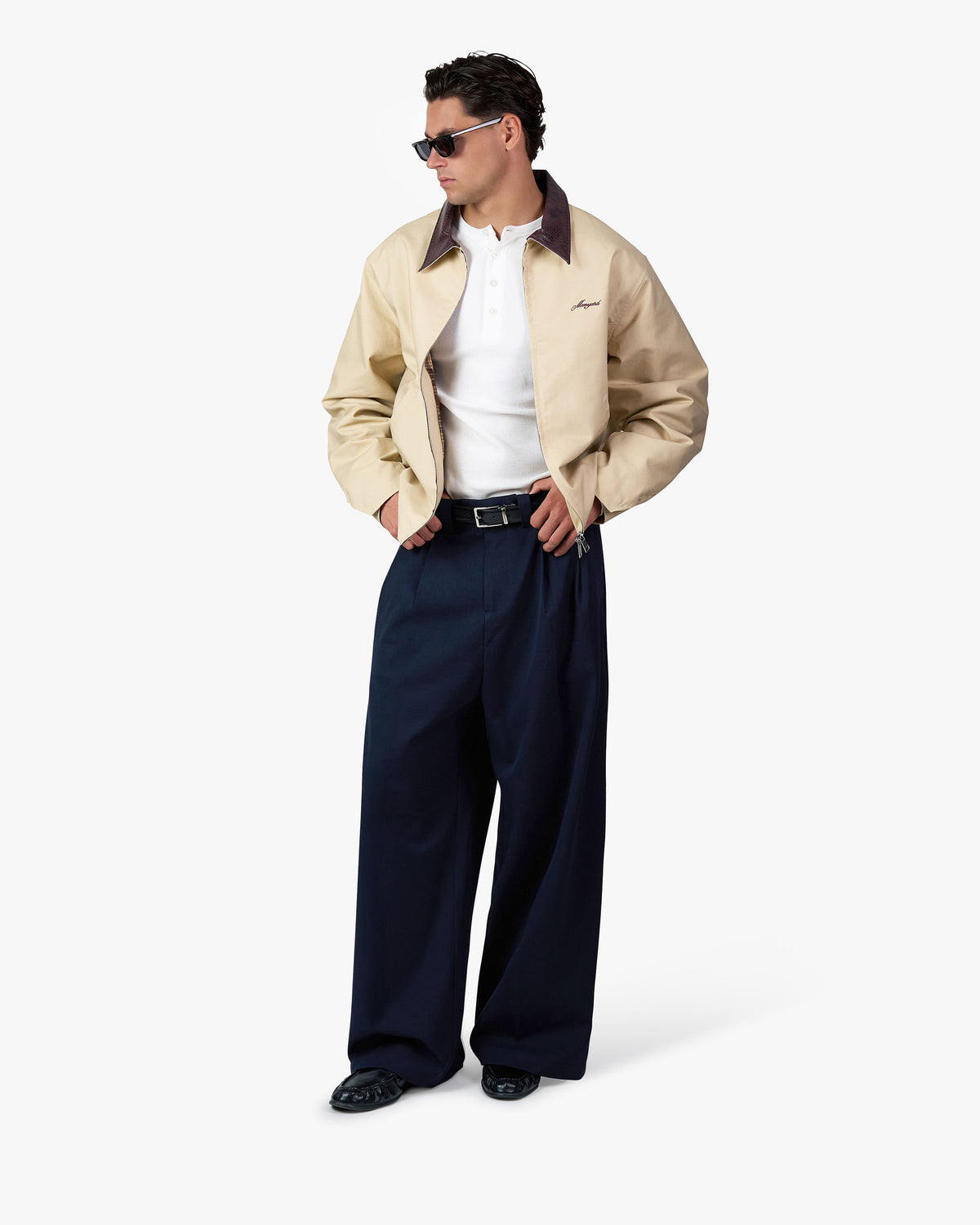 Ambra Locker sitzende Plisseehose