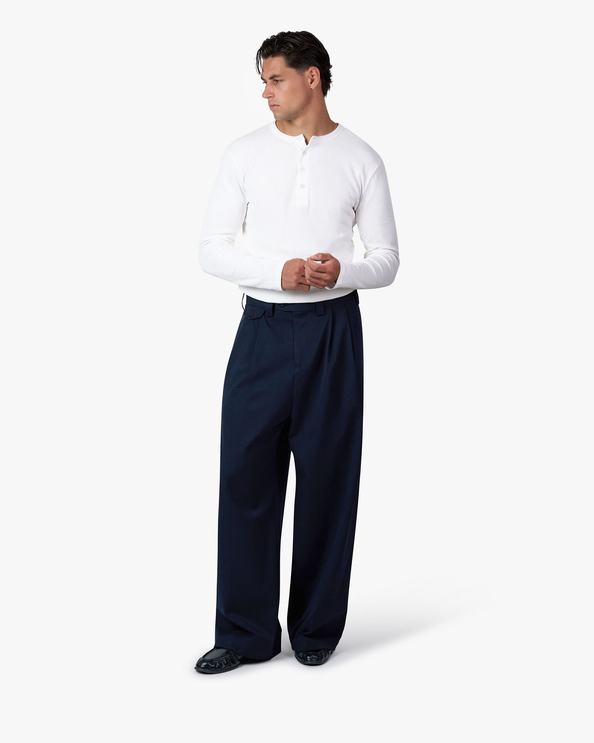 Ambra Locker sitzende Plisseehose